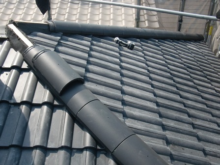 岸和田市土生町で屋根の洋瓦の葺き替えと棟瓦の最終工事