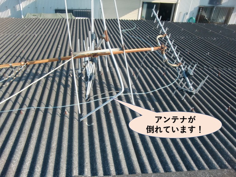 岸和田市の倉庫の屋根のアンテナが倒れています！