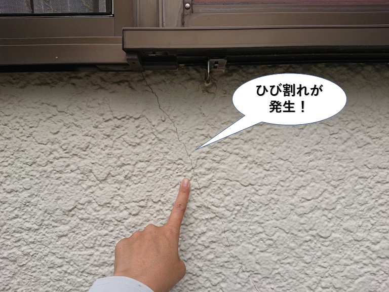 和泉市の外壁にひび割れが発生