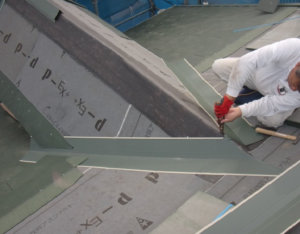 岸和田市春木本町の屋根の谷樋設置