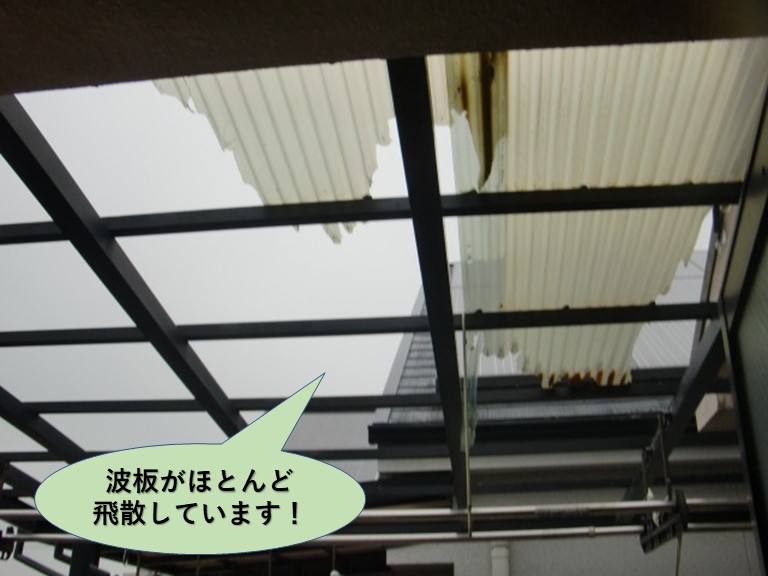 熊取町のベランダの波板がほとんど飛散しています