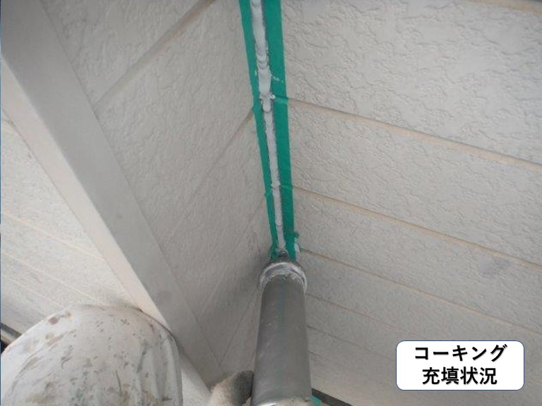 岸和田市の外壁の入り隅にコーキング充填状況