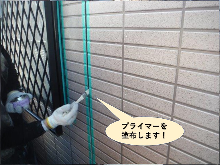 泉大津市の目地にプライマーを塗布します