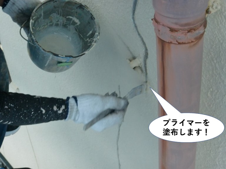 岸和田市のひび割れにプライマーを塗布します