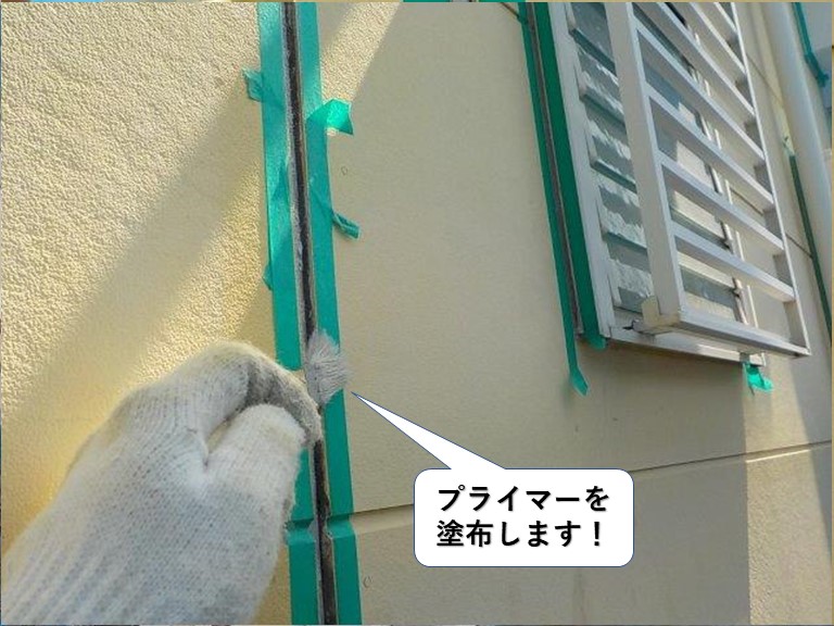 阪南市の外壁の目地にプライマーを塗布します