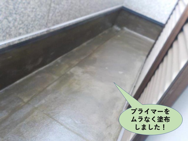 岸和田市のベルコニーにプライマーをムラなく塗布しました