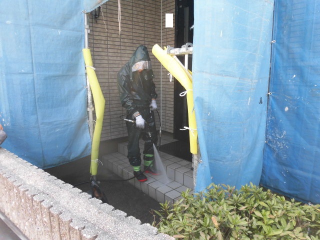岸和田市尾生町の玄関周り洗浄中