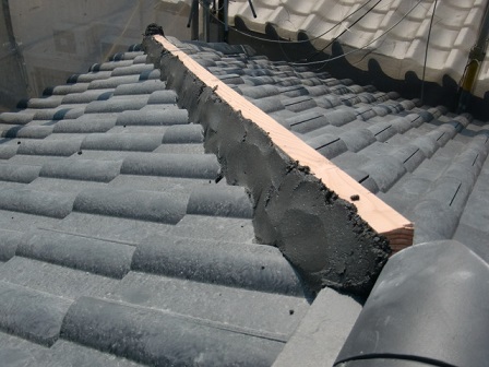 岸和田市土生町で屋根の洋瓦の葺き替えと棟瓦の最終工事