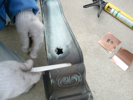 岸和田市東大路町の和瓦の屋根葺替えで銅板水切りの設置と樋修理