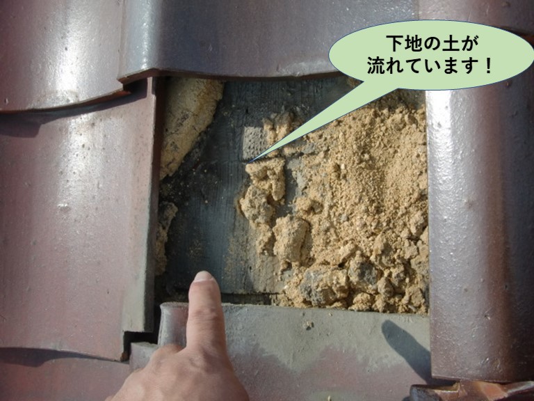 泉大津市の屋根の下地の土が流れています