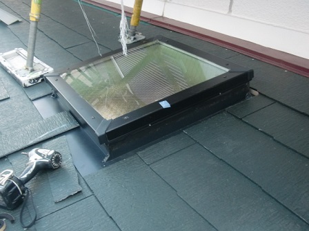 岸和田市上松町で屋根葺き替えと同時に天窓を取付ました！