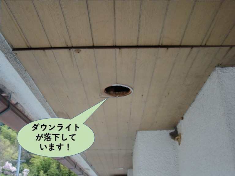 岸和田市の軒天井のダウンライトが落下しています