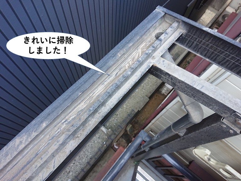 泉佐野市のテラスの樋をきれいに掃除