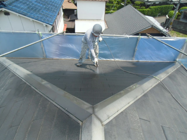 守町の蘇ったスレート板葺きの屋根塗装