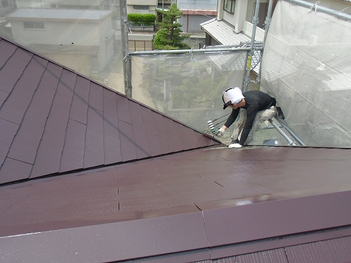 泉佐野市俵屋で屋根塗装の中塗り工程に入りました！