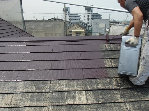 泉佐野市俵屋で屋根塗装の中塗り工程に入りました！