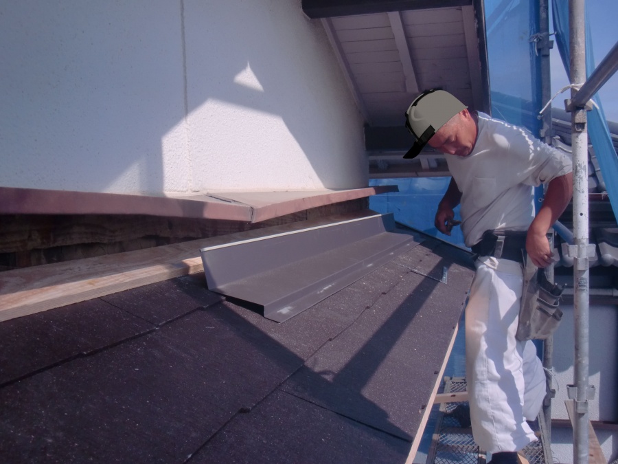 岸和田市土生町の壁際水切り取り付け