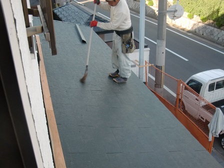 岸和田市上松町の屋根スレート瓦の下屋部分の葺き替え作業完了