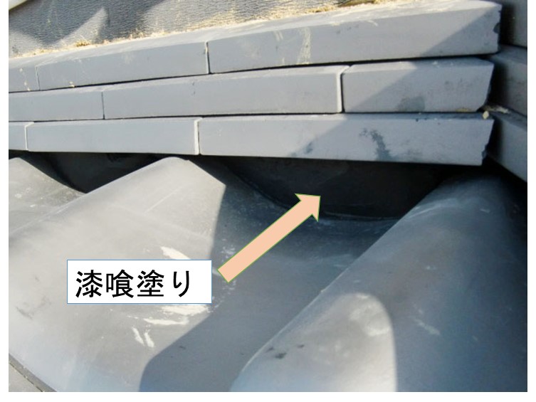 岸和田市東大路町の和瓦の屋根葺き替えで棟瓦の漆喰ぬり
