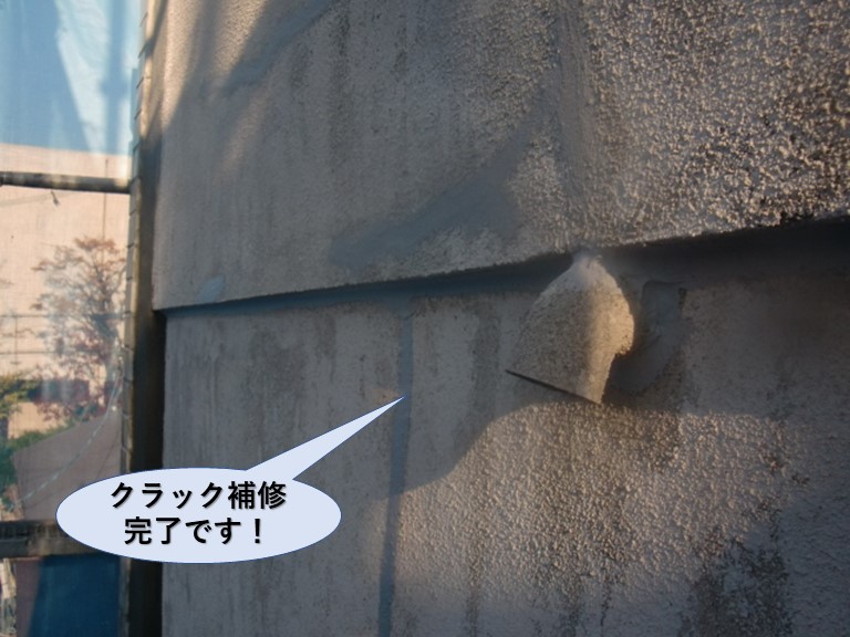 岸和田市の外壁のクラック補修完了です