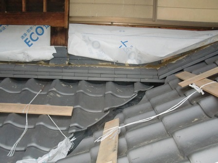 岸和田市東大路町の和瓦の屋根葺き替えで棟瓦の設置など