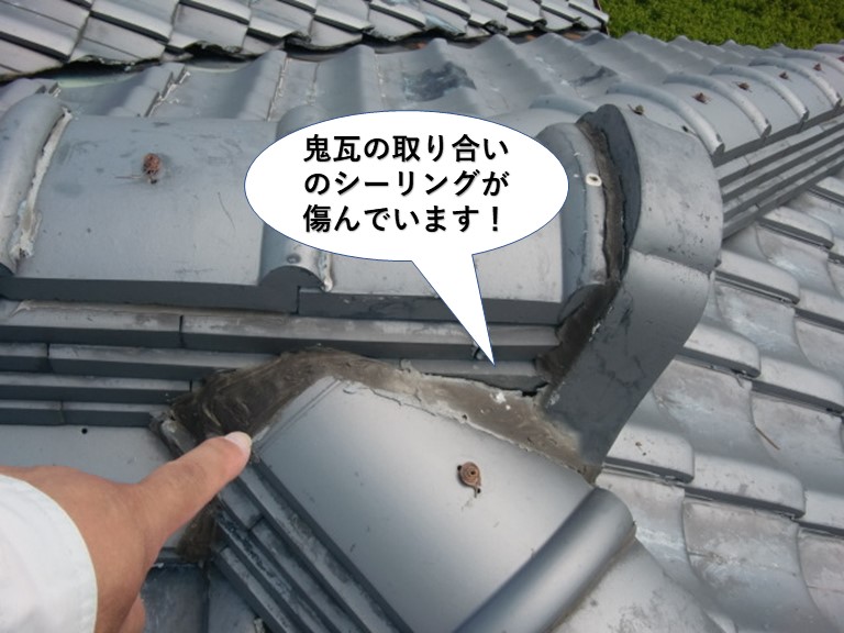 岸和田市の鬼瓦の取り合いのシーリングが傷んでいます