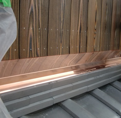 岸和田市東大路町の和瓦の屋根葺替えで銅板水切りの設置と樋修