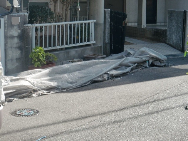 岸和田市極楽寺町でカビも除去した外壁と屋根塗装塀現況