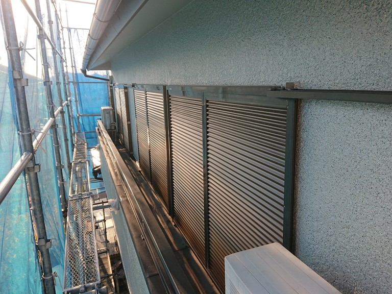 和泉市の雨戸と手すり塗装完了