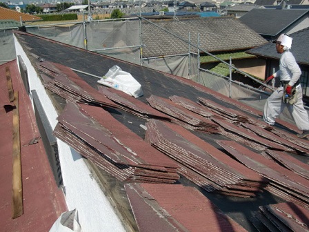 岸和田市上松町でスレート屋根の葺き替え工事着工　既存瓦撤去