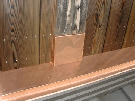 岸和田市東大路町の和瓦の屋根葺替えで銅板水切りの設置と樋修理