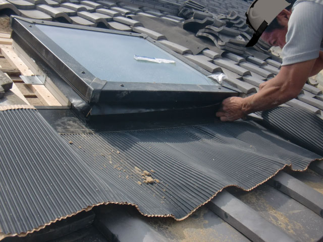 岸和田市内畑の天窓にエプロン取り付け