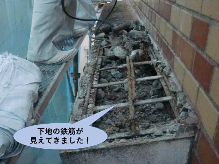岸和田市の庇の下地の鉄筋が見えてきました！