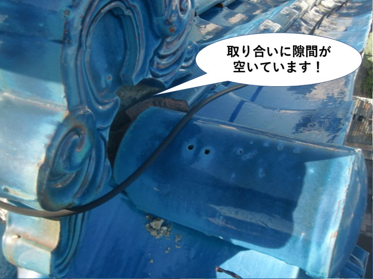 岸和田市の鬼瓦の取り合いに隙間が空いています