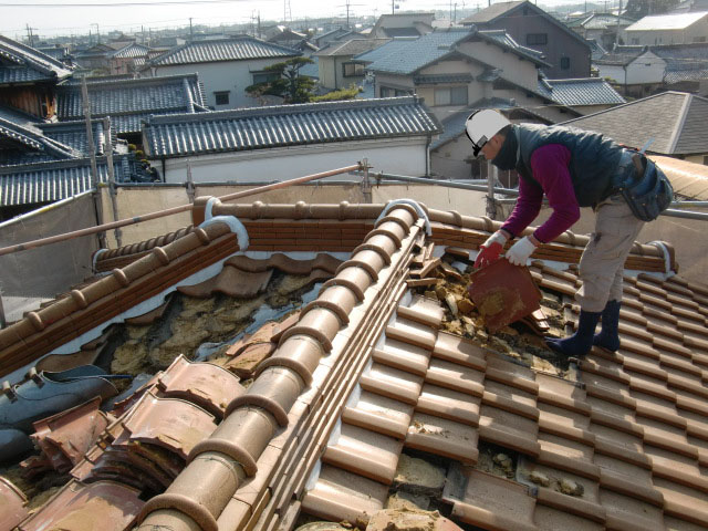 岸和田市土生町で洋瓦の屋根葺き替えで瓦・土の撤去