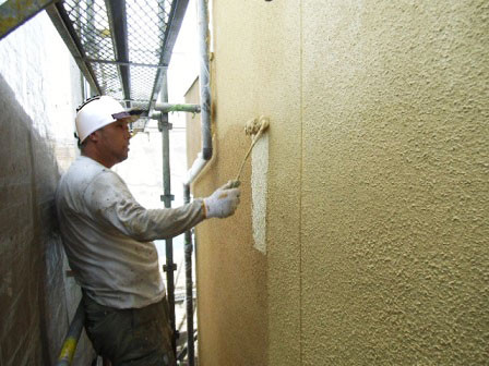 岸和田市春木本町の外壁塗装の中塗り