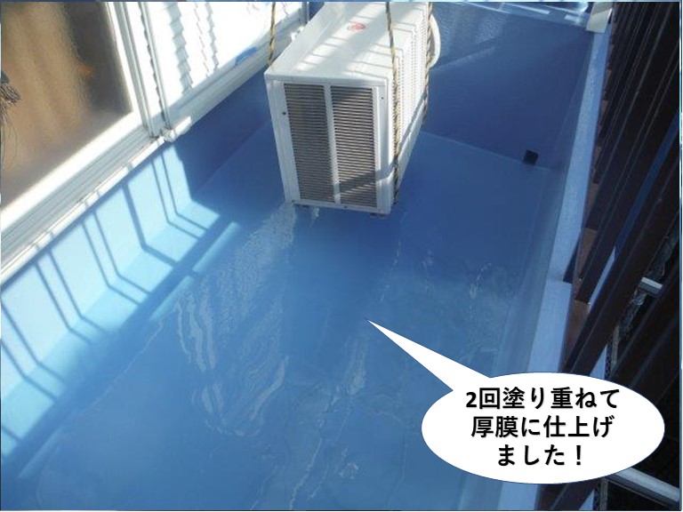 熊取町のベランダに2回塗り重ねて厚膜に仕上げました