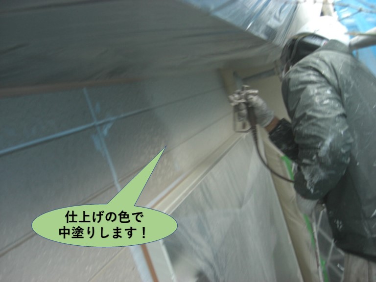 岸和田市の外壁を仕上の色で中塗りします