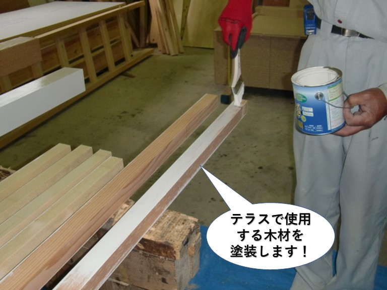 岸和田市のテラスで使用する木材を塗装します