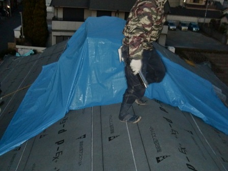 岸和田市東大路町の屋根瓦葺き替えで既存瓦と土の撤去