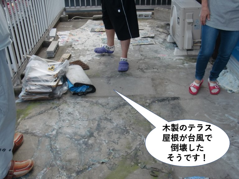 貝塚市のバルコニーの木製のテラス屋根が倒壊