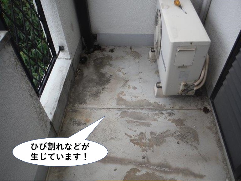 熊取町のベランダにひび割れなどが生じます
