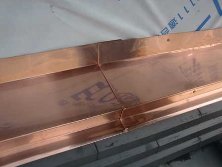 岸和田市東大路町の和瓦の屋根葺替えで銅板水切りの設置と樋修理