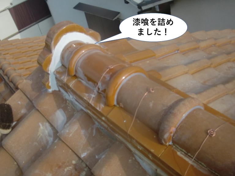 和泉市の鬼瓦の取り合いに漆喰を詰めました