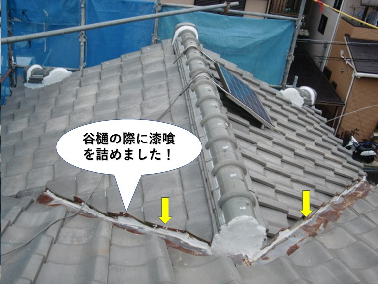 泉大津市の谷樋の際に漆喰を詰めました