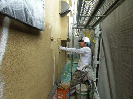 岸和田市春木本町の外壁塗装の中塗り