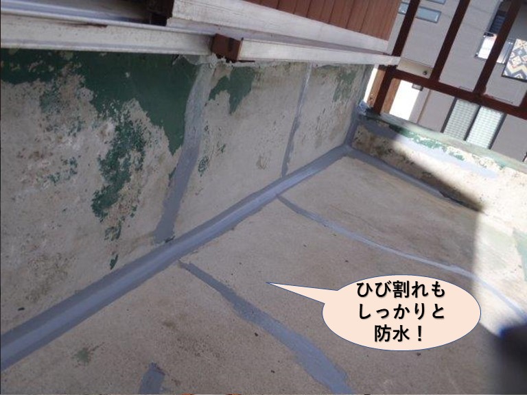岸和田市のベランダのひび割れもしっかりと防水