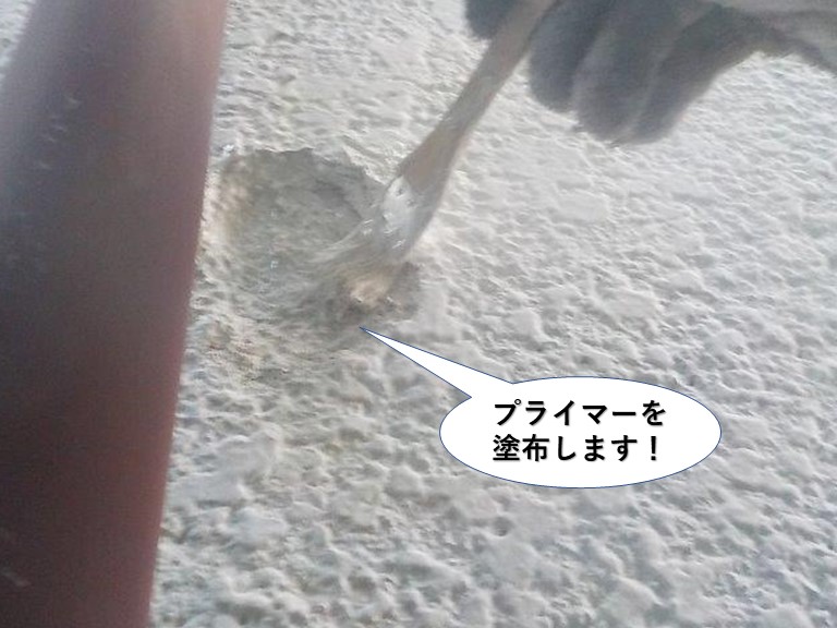 忠岡町の外壁の欠損部にプライマーを塗布します