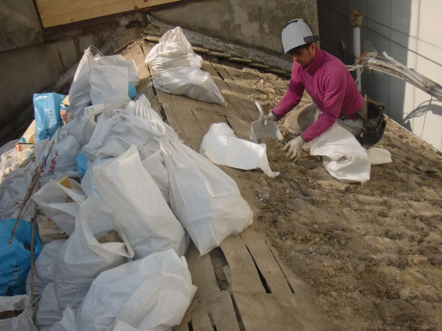 泉北郡忠岡町の屋根の葺き土撤去中