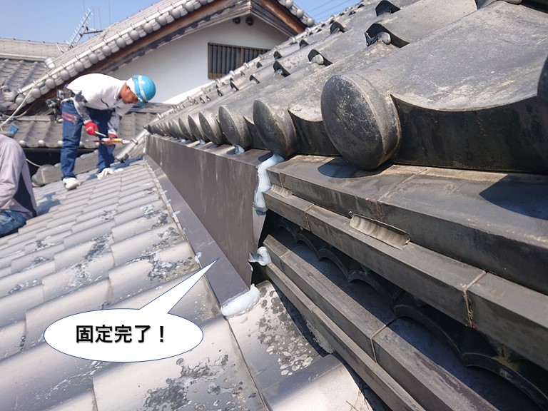 貝塚市の腰上げ部に取り付けた板金固定完了